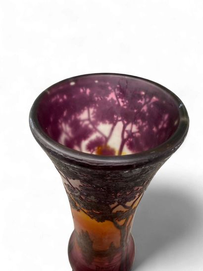 TRAVAIL FRANCAIS XX
Vase balustre sur piédouche...