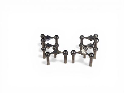 NAGEL,
Paire de trois bougeoirs tripodes...
