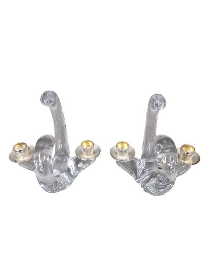 LALIQUE France 
Paire de bougeoirs à deux...
