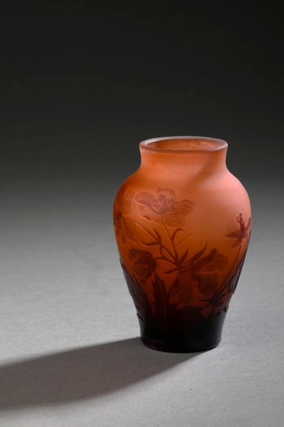 TRAVAIL FRANCAIS 
Petit vase en verre multicouche...