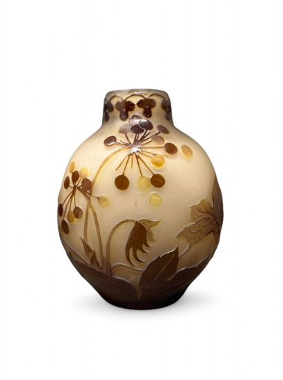 TRAVAIL FRANCAIS
Vase en verre à décor floral...