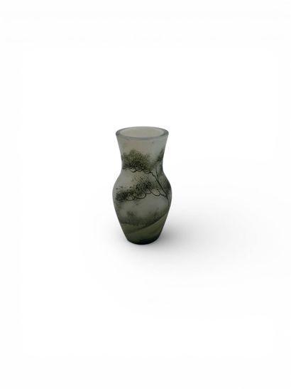 DAUM, dans le gout de 
Petit vase à décor...