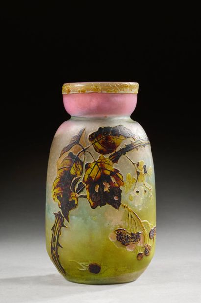 TRAVAIL FRANCAIS 
Vase à décor de branchages
Ht....