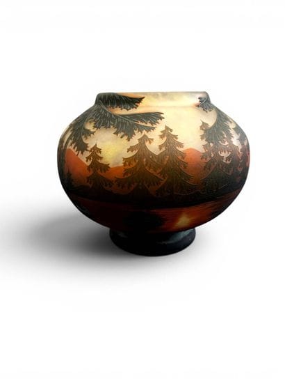 TRAVAIL FRANCAIS 
Vase boule sur talon à...