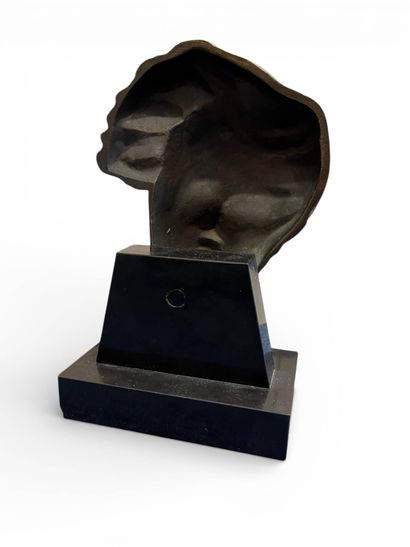 R de RUH (XX-XXI) 
Tête de femme, Statu
sculpture...