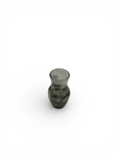 DAUM, dans le gout de 
Petit vase à décor...