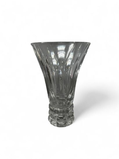 SAINT-LOUIS
Vase à col évasé en cristal taillé.
Signé
H....