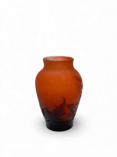 TRAVAIL FRANCAIS 
Petit vase en verre multicouche...