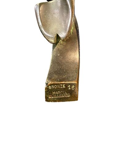 LAURENT CH. (XX-XXI) 
Cerf courant 
Bronze...