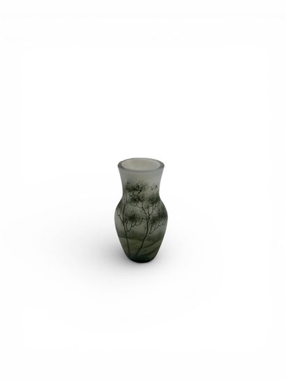 DAUM, dans le gout de 
Petit vase à décor...