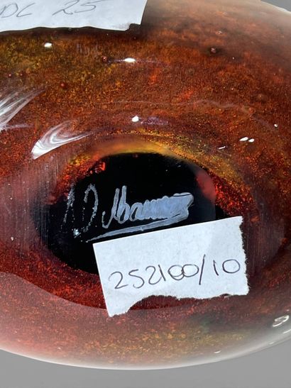 Vase ovoide à panse aplatie en verre marmoréen,...