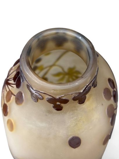 TRAVAIL FRANCAIS
Vase en verre à décor floral...