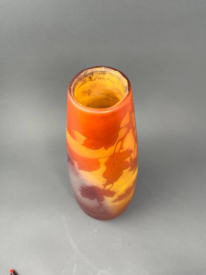 TRAVAIL FRANCAIS
Vase de forme oblongue en...