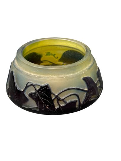 TRAVAIL FRANCAIS
Bonbonnière en verre multicouche...