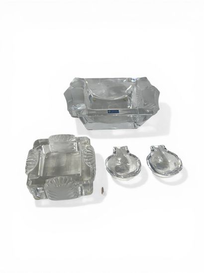 Lot comprenant : 

LALIQUE France - Cendrier...