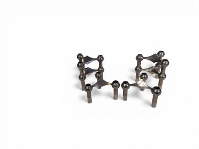NAGEL,
Paire de trois bougeoirs tripodes...