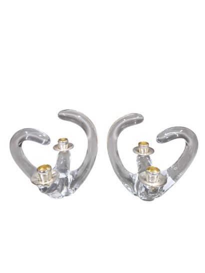 LALIQUE France 
Paire de bougeoirs à deux...