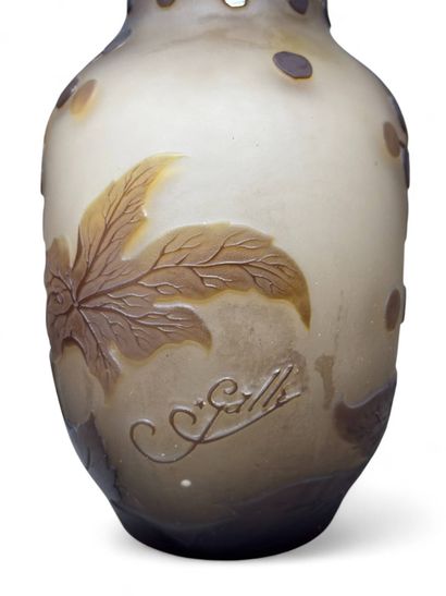 TRAVAIL FRANCAIS
Vase en verre à décor floral...