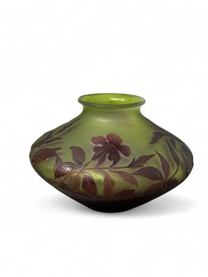 TRAVAIL FRANÇAIS
Vase à corps toupie à décor...