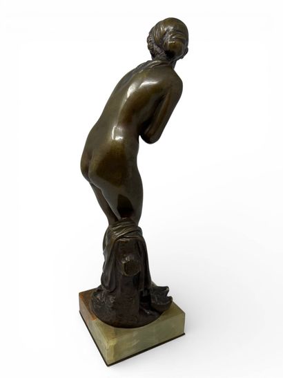ANONYME VERS 1900
La frileuse,
Bronze à patine...