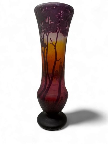 TRAVAIL FRANCAIS XX
Vase balustre sur piédouche...