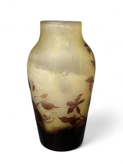 TRAVAIL FRANÇAIS
Vase en verre doublé à décor...
