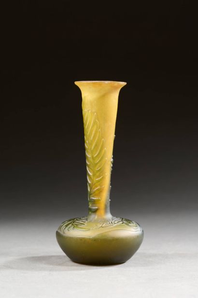 TRAVAIL FRANCAIS 
Vase soliflore à panse...