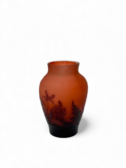 TRAVAIL FRANCAIS 
Petit vase en verre multicouche...
