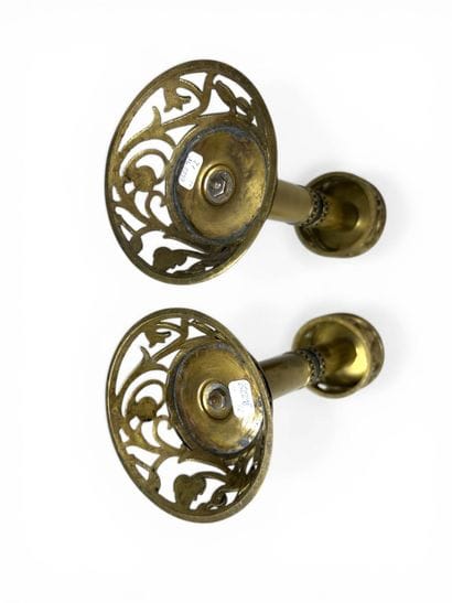 TRAVAIL MODERNE - deux chandeliers en laiton...