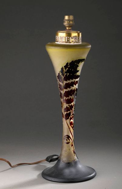 TRAVAIL FRANÇAIS DU XXe SIÈCLE
Pied de lampe...