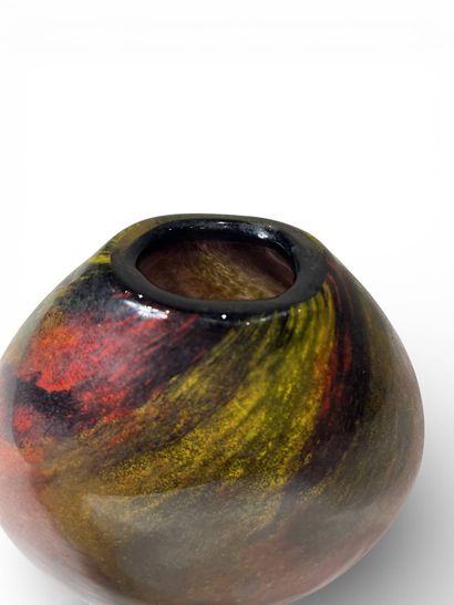 Vase ovoide à panse aplatie en verre marmoréen,...