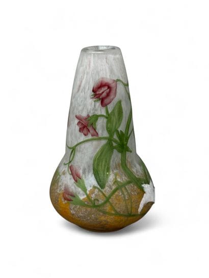 TRAVAIL FRANÇAIS
Petit vase à décor de fleurs.
Porte...