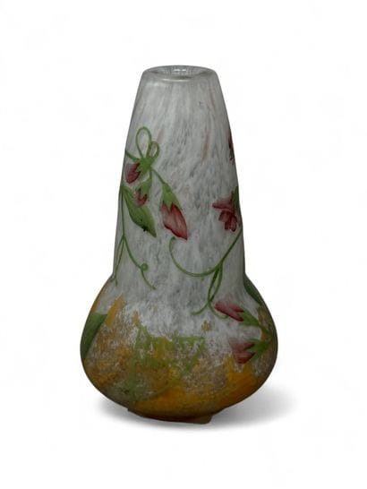 TRAVAIL FRANÇAIS
Petit vase à décor de fleurs.
Porte...