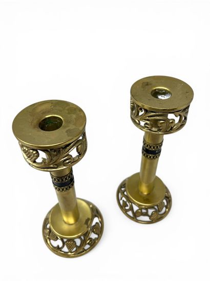 TRAVAIL MODERNE - deux chandeliers en laiton...