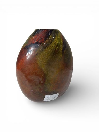 Vase ovoide à panse aplatie en verre marmoréen,...