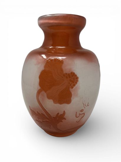 TRAVAIL FRANÇAIS 	
	Vase à corps ovoïde épaulé...