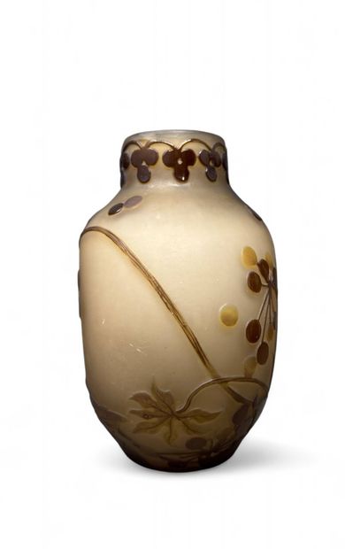 TRAVAIL FRANCAIS
Vase en verre à décor floral...