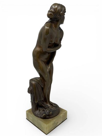 ANONYME VERS 1900
La frileuse,
Bronze à patine...