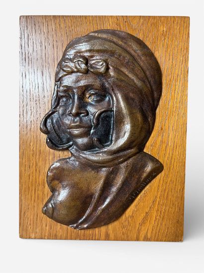 MAILLOUX Reine (XX)
Tunisienne 
Bas relief...