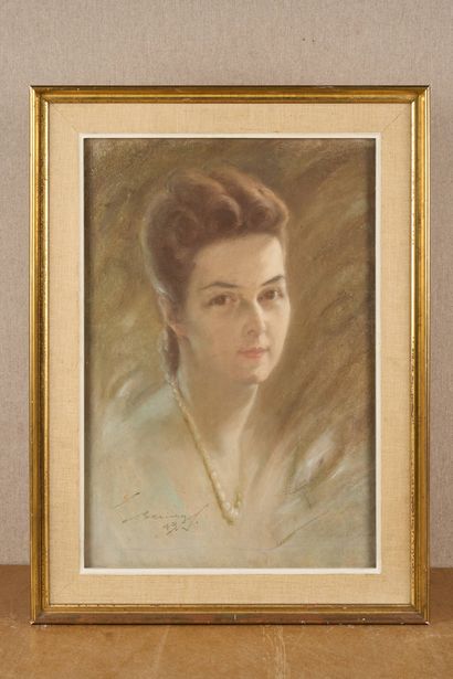BERINGS Louis, 1888-1966, 
Brune au colliers...