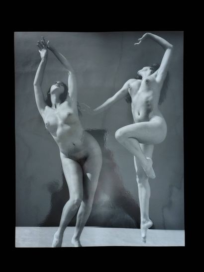 André DE DIENES (1913-1985). Two standing...