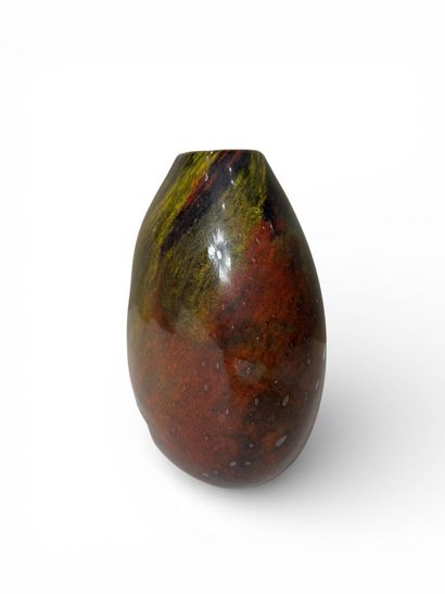 Vase ovoide à panse aplatie en verre marmoréen,...
