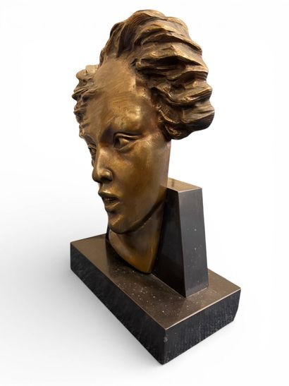 R de RUH (XX-XXI) 
Tête de femme, Statu
sculpture...
