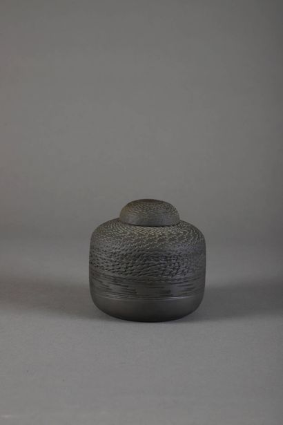 Pot couvert en faïence patinée, à l'imitation...