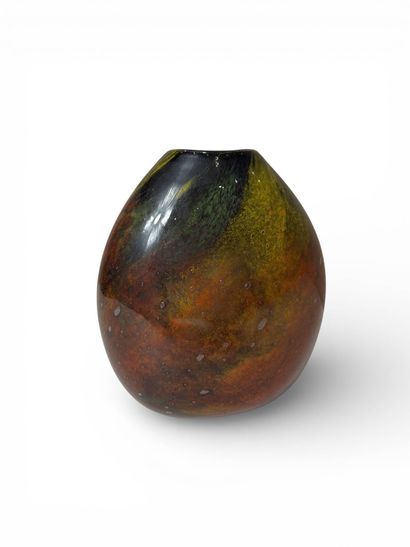 Vase ovoide à panse aplatie en verre marmoréen,...