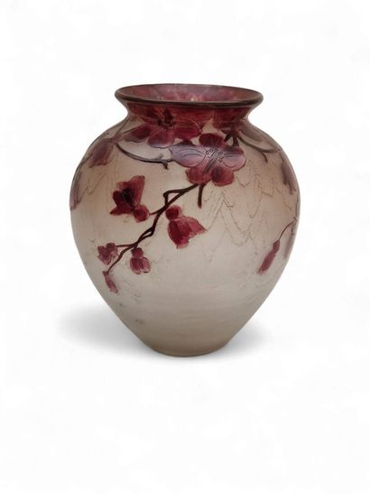 LEGRAS 
Vase boule fond blanc à décor de...