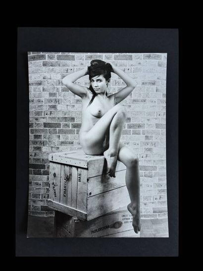 Mike DE DULMEN (20th). Nude woman seated...