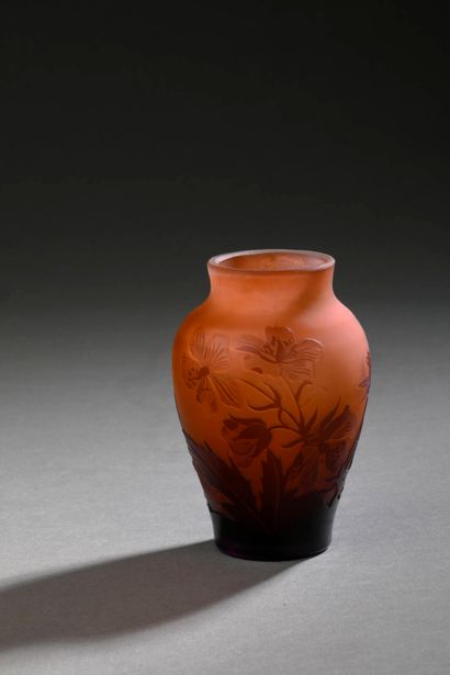 TRAVAIL FRANCAIS 
Petit vase en verre multicouche...