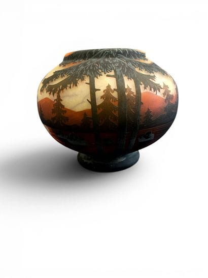 TRAVAIL FRANCAIS 
Vase boule sur talon à...