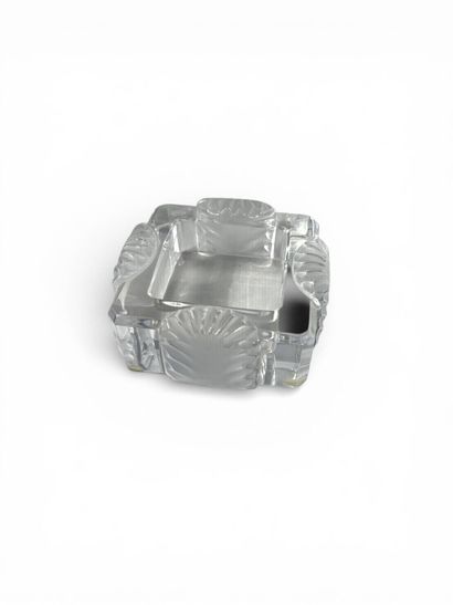 Lot comprenant : 

LALIQUE France - Cendrier...